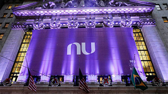 Bandeira do Nubank em frente à Nyse no dia do IPO do banco nos EUA. Crédito: Divulgação/Nubank